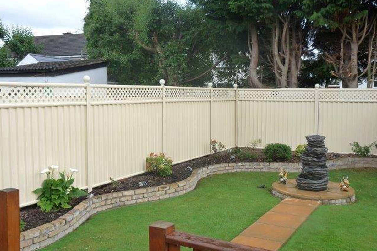 Which Garden Fence Type is Best: Wood, Vinyl/PVC, Aluminium or Steel?