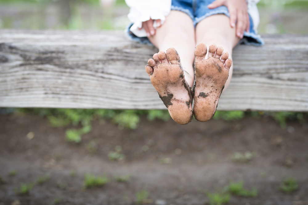 kids muddy feet